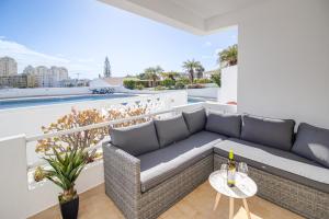 Charming 2BD Beach 500mt Wi-Fi AC Pool