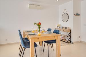 Charming 2BD Beach 500mt Wi-Fi AC Pool