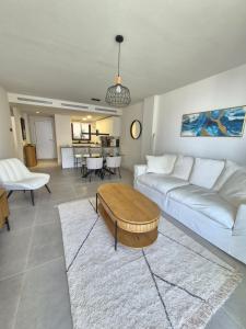 Happy Travel Jasmine Higueron