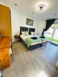 Tudor Close NW9 8SU