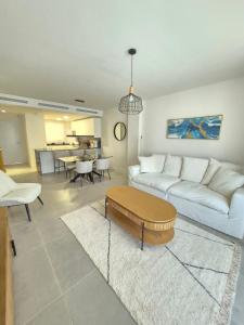 Happy Travel Jasmine Higueron