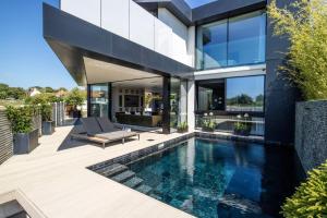 Cooden Beach: 4BD Retreat with Pool & Cinema