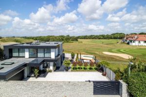 Cooden Beach: 4BD Retreat with Pool & Cinema