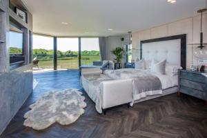 Cooden Beach: 4BD Retreat with Pool & Cinema