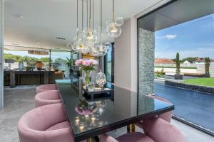 Cooden Beach: 4BD Retreat with Pool & Cinema