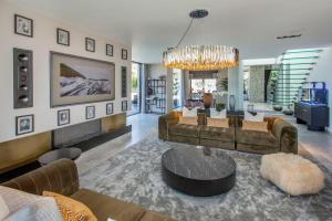 Cooden Beach: 4BD Retreat with Pool & Cinema