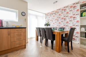 Comfortable 3-Storey House with Free Car Parking