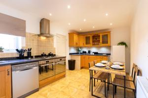 Contractor Accommodation Peterborough - 6 Bed House - Driveway Parking