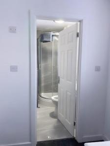 Woolwich House - FREE PARKING - Spacious 4 Bedroom Contractor Home - Sleeps 7 People - 3 Bathrooms - Central Woolwich Close to Station and Shops - Fast Wi-Fi - Long Term Stays