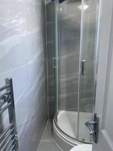 Woolwich House - FREE PARKING - Spacious 4 Bedroom Contractor Home - Sleeps 7 People - 3 Bathrooms - Central Woolwich Close to Station and Shops - Fast Wi-Fi - Long Term Stays