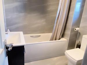 Woolwich House - FREE PARKING - Spacious 4 Bedroom Contractor Home - Sleeps 7 People - 3 Bathrooms - Central Woolwich Close to Station and Shops - Fast Wi-Fi - Long Term Stays