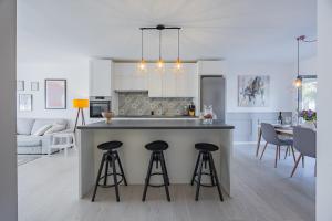 Bella Zara lux apartment with jacuzzi, grill & garden