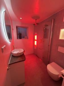 Anns Cozy Tides by sea with sun-shower in Noordwijk