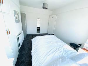 Cozy 3BD Retreat in London