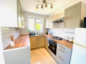 Cozy 3BD Retreat in London