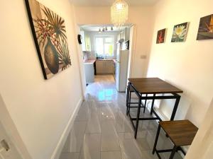 Cozy 3BD Retreat in London