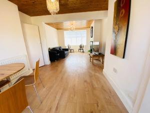 Cozy 3BD Retreat in London