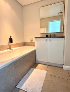 Beautiful 2 Bedroom Apartment with Ocean Views, Bloubergstrand