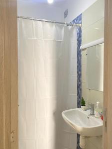 Beautiful 2 bdr flat with pool view & free parking