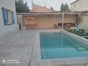 Villa T5 Les Volets Bleus, piscine, à lentrée de Cassis et de ses calanques