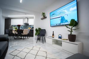 Modern 3 Bedroom House with Garden and Free Parking Long Stay Friendly
