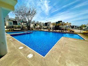 Private jacuzzi and pool 2 level house