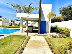 Private jacuzzi and pool 2 level house