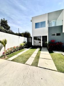 Private jacuzzi and pool 2 level house
