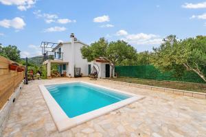 Excellent villa! Private forest and pool,near sea