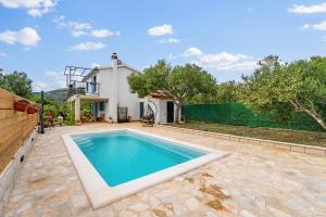 Excellent villa! Private forest and pool,near sea