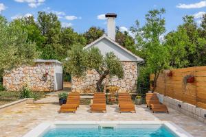 Excellent villa! Private forest and pool,near sea