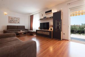 Mary - Apartment with private pool & garden