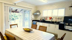 #020 Casa quase pé areia completíssima 100 m da praia de Palmas