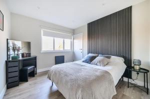 Lock 55 - Stylish Canalside Apartment