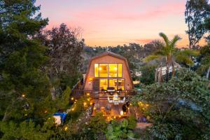 The SeaBarn Retreat | Hot Tub & Panoramic Views
