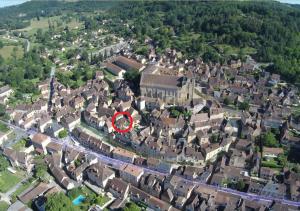 Maisons de vacances LE TERME maison en pierre dans village tous commerces au coeur du Perigord proche Sarlat et riviere Dordogne : photos des chambres