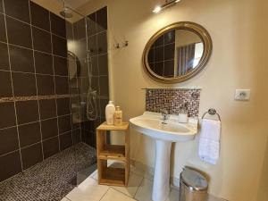 Maisons de vacances LE TERME maison en pierre dans village tous commerces au coeur du Perigord proche Sarlat et riviere Dordogne : photos des chambres
