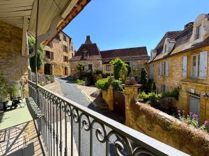 Maisons de vacances LE TERME maison en pierre dans village tous commerces au coeur du Perigord proche Sarlat et riviere Dordogne : photos des chambres