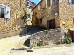 Maisons de vacances LE TERME maison en pierre dans village tous commerces au coeur du Perigord proche Sarlat et riviere Dordogne : photos des chambres