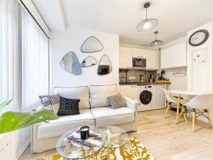 Riviera Vibes - AC - Wifi & Breakfast - 8 min walk to beach