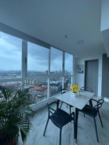 Apartamento Frente al Mar con Vista Panorámica en Avenida Balboa, Panamá