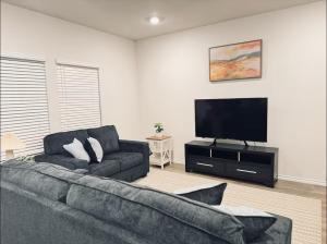 NEW King Bed Private Yard Near Everything