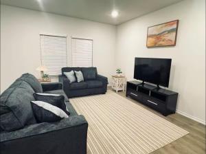 NEW King Bed Private Yard Near Everything