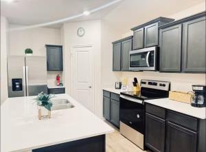 NEW King Bed Private Yard Near Everything