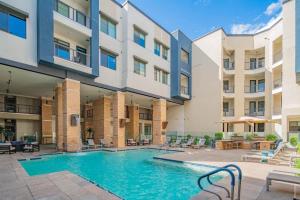 Modern 1BR Kierland Commons, TPC Golf, Pool, Gym, W-D