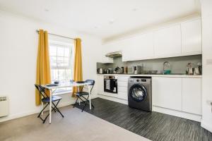 Stunning 2-BR Home Gravesend Town Centre, Kent