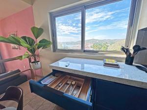 Beachfront unit with ocean view, pool, fiber optic