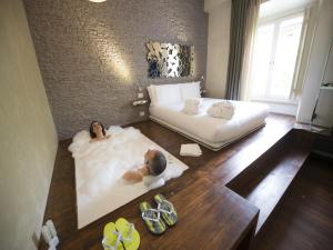 Luxury Suite with Spa Bath room in iRooms Central Station