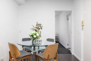 Modern Comfort 2BR Pool Gym & Prime Valley Location