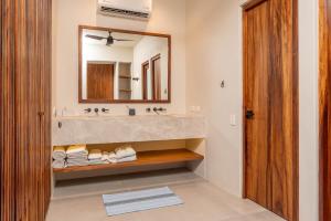 Luxury condo with ocean view & beach access